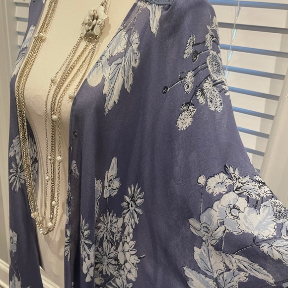 Beautiful Blue flowing floral kimono with crochet back - Picture 8 of 12